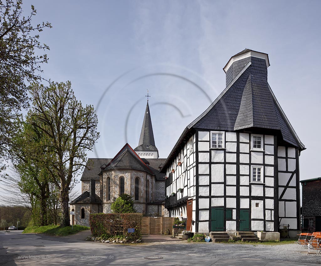 Wuelfrat- Duessel, Nordstlich von St. Maximinus, unmittelbar neben dem Zugang zum Kirchhof, steht das alte Kster- und Schulhaus, welches der EvangelischenGemeinde nach den Glaubensstreitigkeiten im 17. Jahrhundert als Predigthaus gedient hat. 1682 wurde die Fachwerkkonstruktion niedergelegt, instand gesetzt, wieder aufgerichtet und es wurde eine stliche Fachwerkzone mit bekrnendem Trmchen angebaut. Seit alters her wird es "das Haus am Eyser oder Eyserhaus" genannt. Der Name hat wahrscheinlich seinen Ursprung darin, da das Haus unmittelbar neben dem Zugang zum Kirchhof steht. Dieser war, wie bei vielen Kirchhfen, ursprnglich durch ein Eisenrost ber einer flachen Vertiefung im Boden gesichert, welches den frei im Dorf umherlaufenden Tieren den Zugang verwehrte. Der gotische Teil des Gebudes gehrt in die Mitte des 16. Jahrhunderts und ist somit eines der ltesten Fachwerkgefuge im niederbergischen Raum; Wuelfrath-Duessel, old schoolhouse