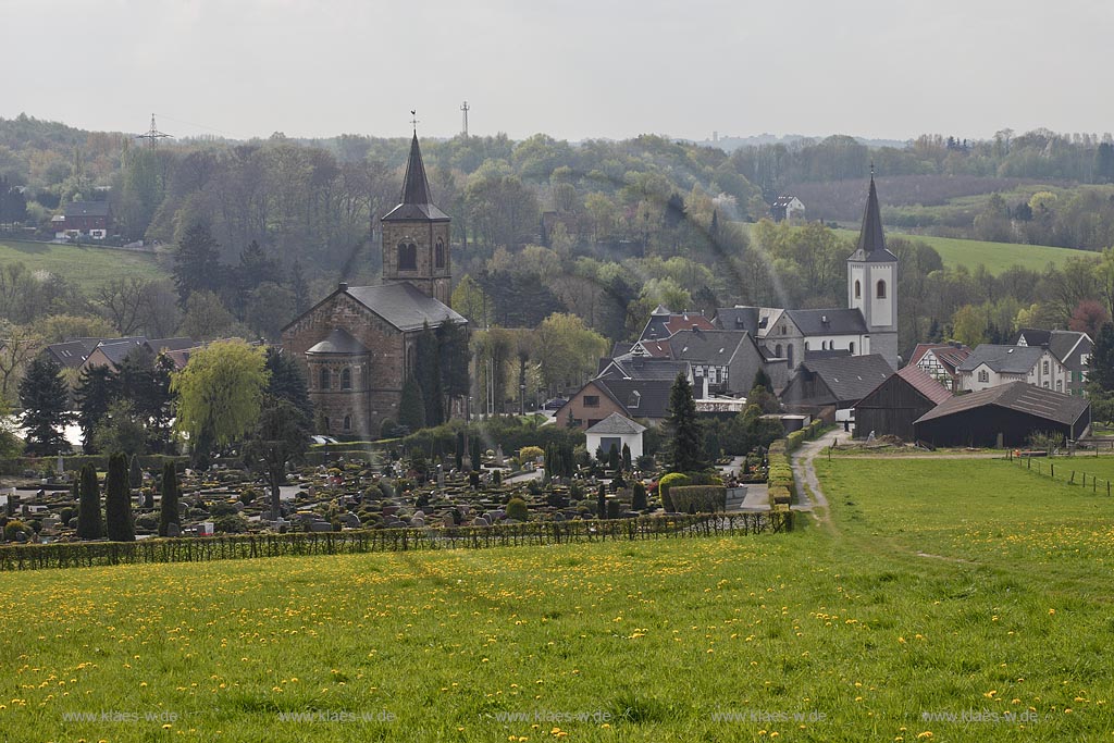 Wuelfrath-Duessel, Blick zum Ort in Fruehlingslandschaft mit evangelischer Kirche und katholischer Kirche St. Maximin: Wuelfrath-Duessel, view to town with landscape in spring with evangelic church and catholic church St. Maximin