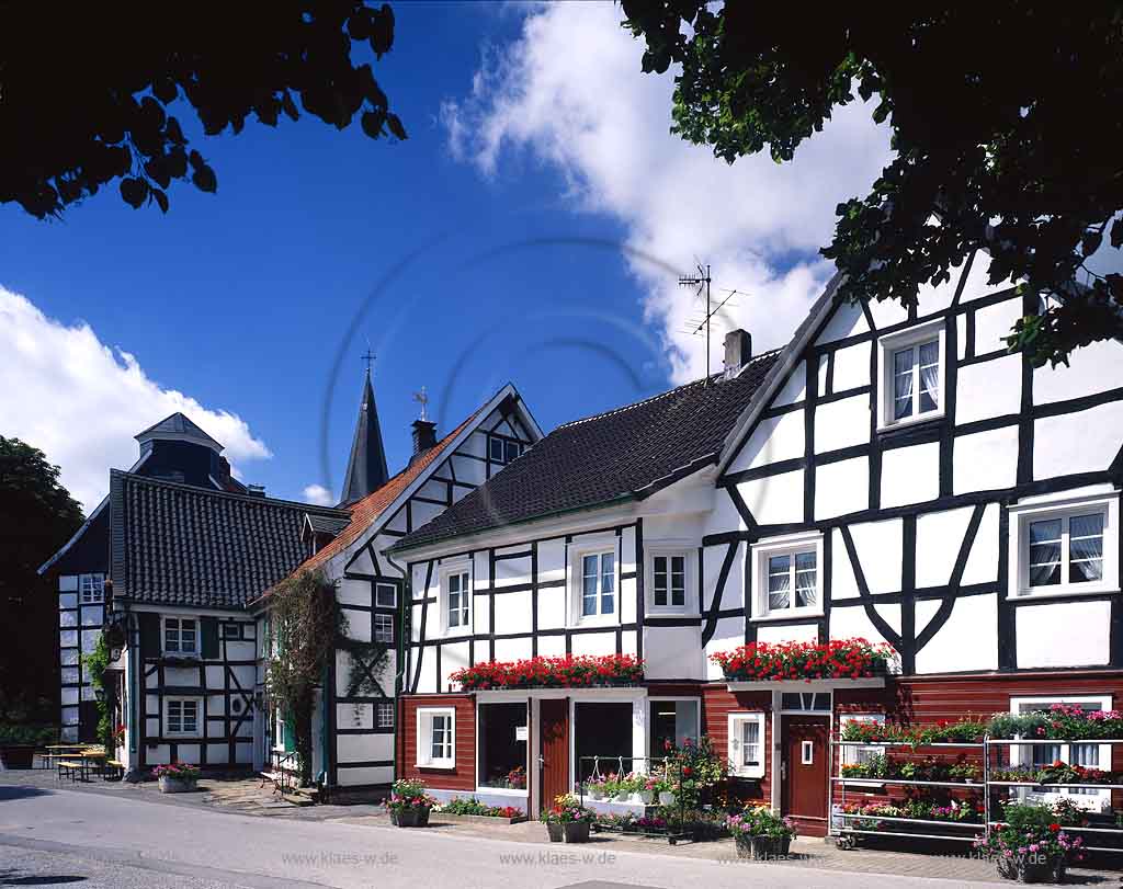 Dssel, Duessel, Wuelfrath, Wlfrath, Kreis Mettmann, Blick auf Dorfstrasse mit Fachwerkhaeusern, Fachwerkhusern im Sommer