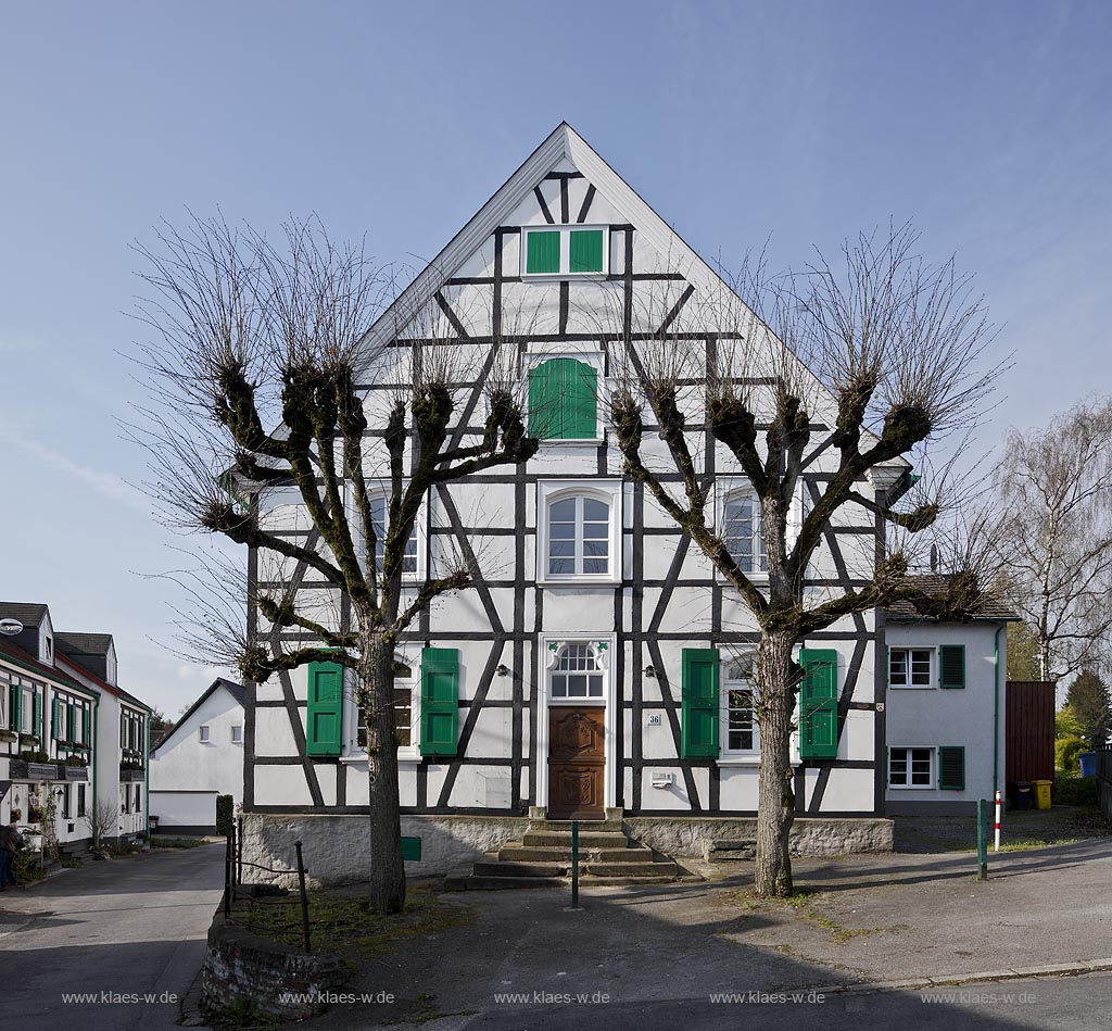 Wuelfrath-Duessel altes Fachwerkaus von Linden flankert im Vorfruehling mit kahlen Aesten; Wuetfrath-Duessel old framework house in springtime