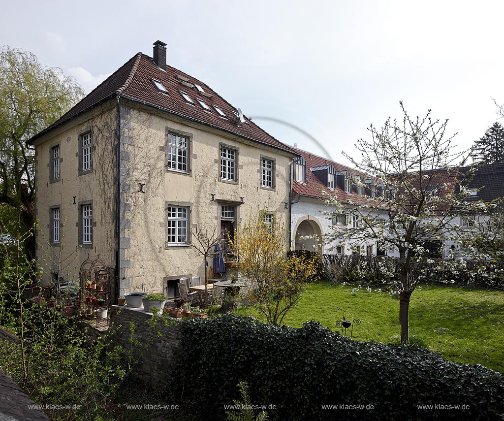 Wuelfrath-Duessel, Die Wasserburg Haus Dssel ist ein ehemaliger Rittersitz in Wlfrather Ortsteil Dssel und wurde bereits 1182 urkundlich erwhnt. Im 17./18. Jahrhundert wurde ein Neubau als U-frmiger Gebudekomplex errichtet; Wuelfrath-Duessel, moated castle house Dssel