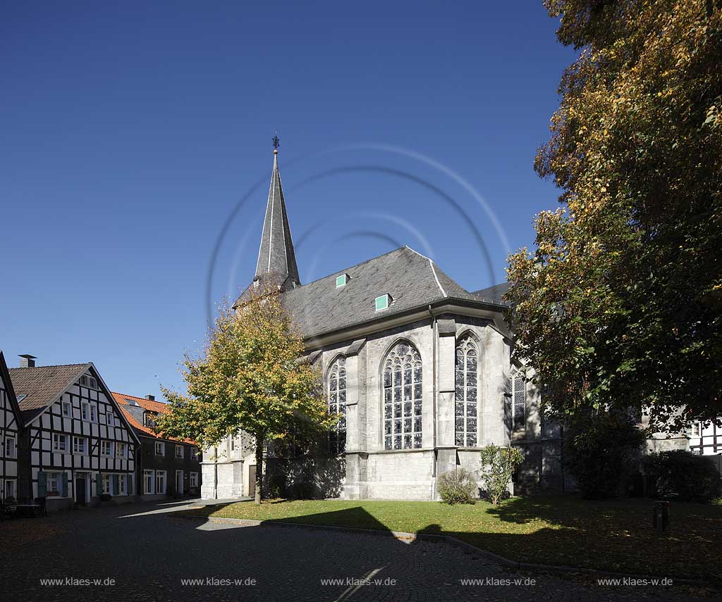 Wuelfrath Blick auf evangelische Kirche mit Kirchplatz und Herbstbaeumen; Wuelfrath view at evangelic church with church square and trees in autumn