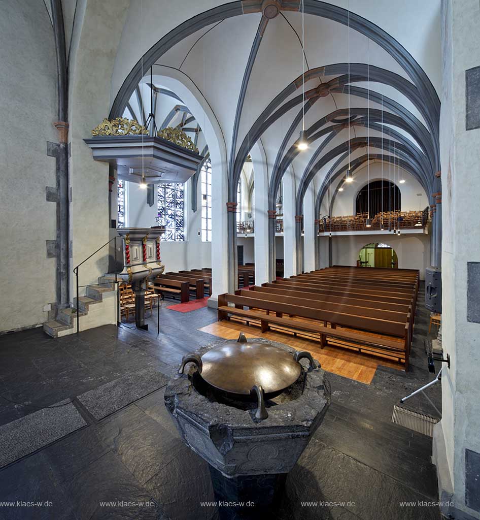 Wuelfrath Evangelische Stadtkirche Blick vom Chor mit Taufstein, Taufbecken und Kanzel ins Langhaus; Wlfrath evangelic church withview to  baptistry