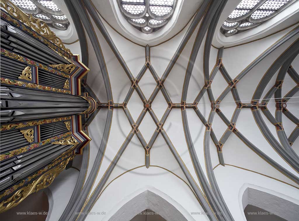 Wuelfrath evangelische Stadtkirche Bblick von Empore mit Orgel und Gewoelbe; Wuelfrath evangelic church view to church organ wirh arch