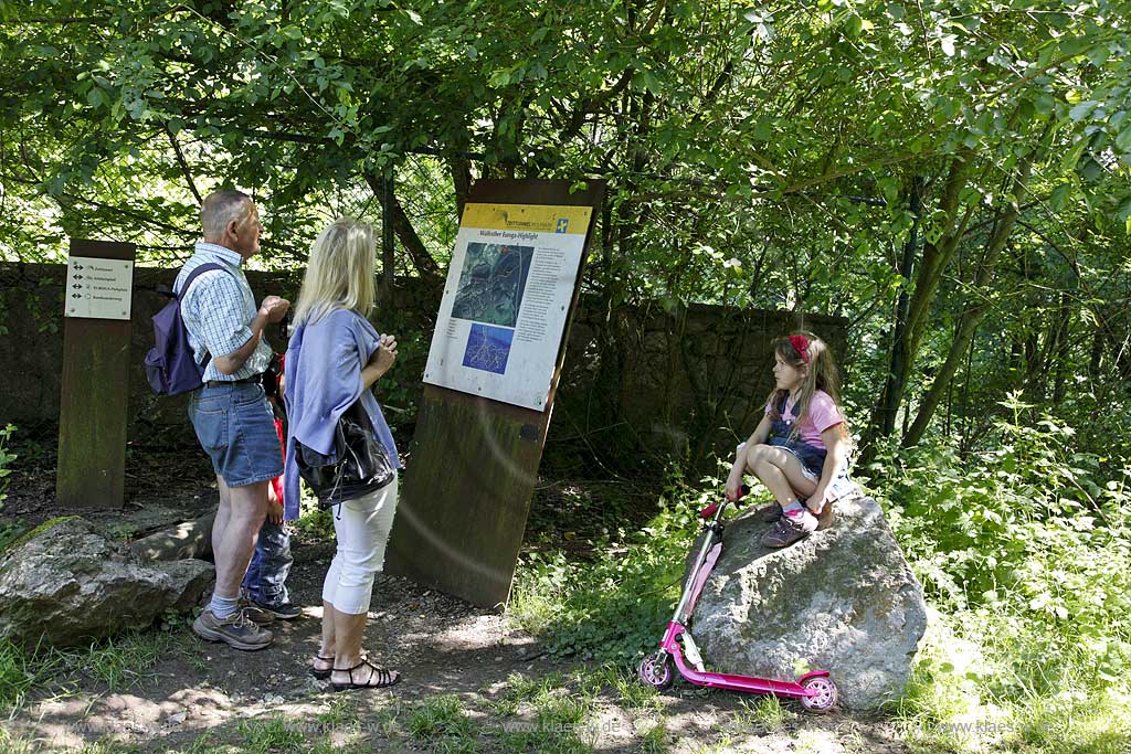 Wuelfrath, Kalksee im Kalksteinbruch Schlupkothen Wanderer gucken auf ein Informationsschild; a lake of chalk of  the stone quarry Schulpkothen Walker watching on a info column 