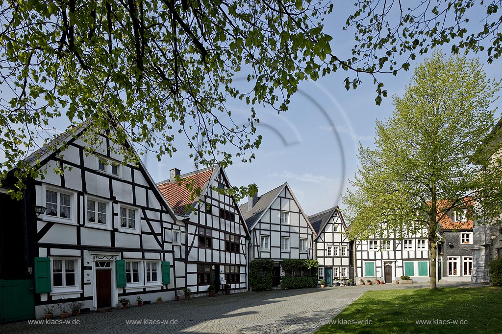 Wuelfrath, historische Fachwerkhaeuser am Kirchplatz in Wuelfrath: Wuelfrath, historical frame houses at church square in Wuelfrath