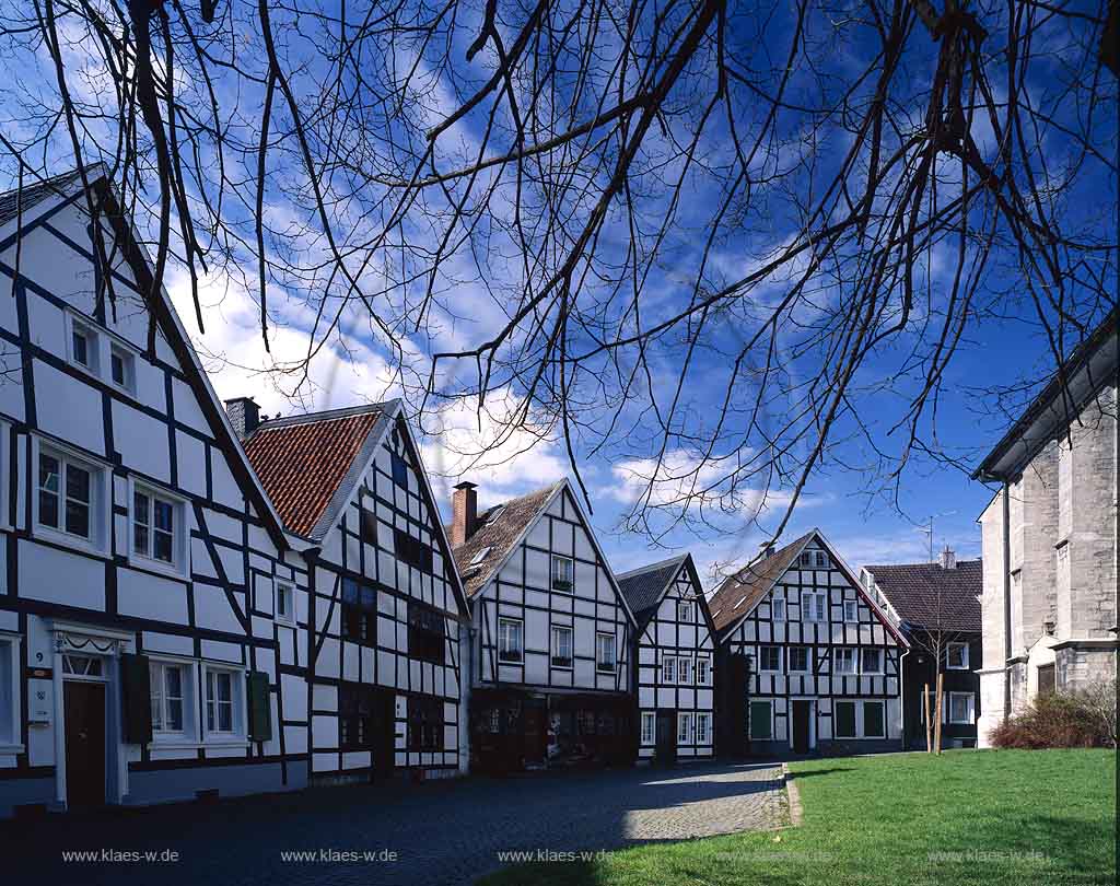 Wuelfrath, Wlfrath, Kreis Mettmann, Blick auf Kirchplatz mit Fachwerkhaeusern, Fachwerkhusern im Fruehling, Frhling