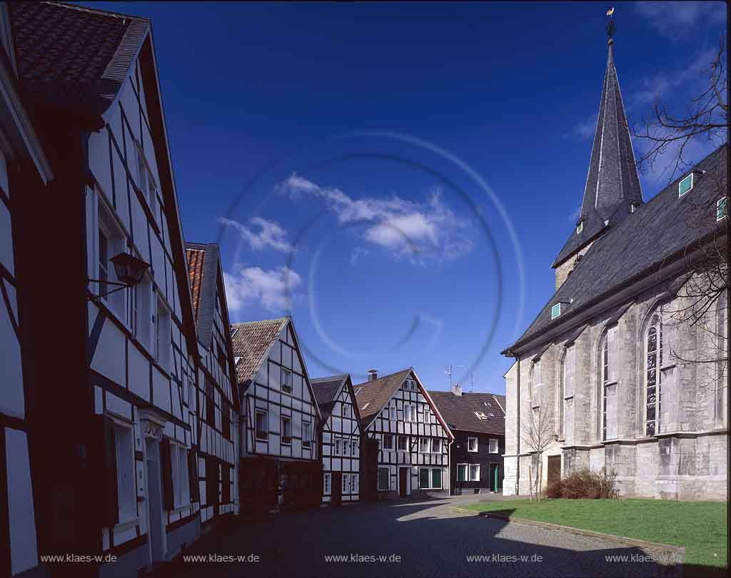 Wuelfrath, Wlfrath, Kreis Mettmann, Blick auf Kirchplatz mit Fachwerkhaeusern, Fachwerkhusern im Fruehling, Frhling