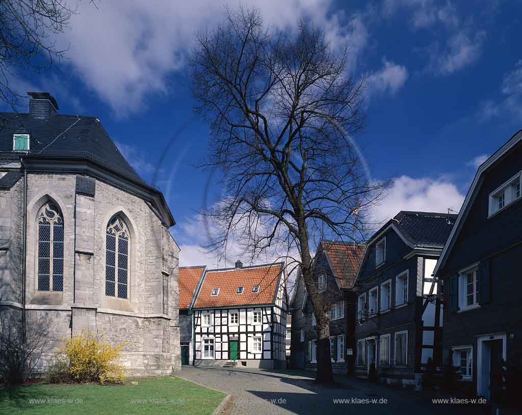 Wlfrath, Wuelfrath, Kreis Mettmann, Regierungsbezirk Dsseldorf, Duesseldorf, Blick auf Kirchplatz im Vorfrhling 