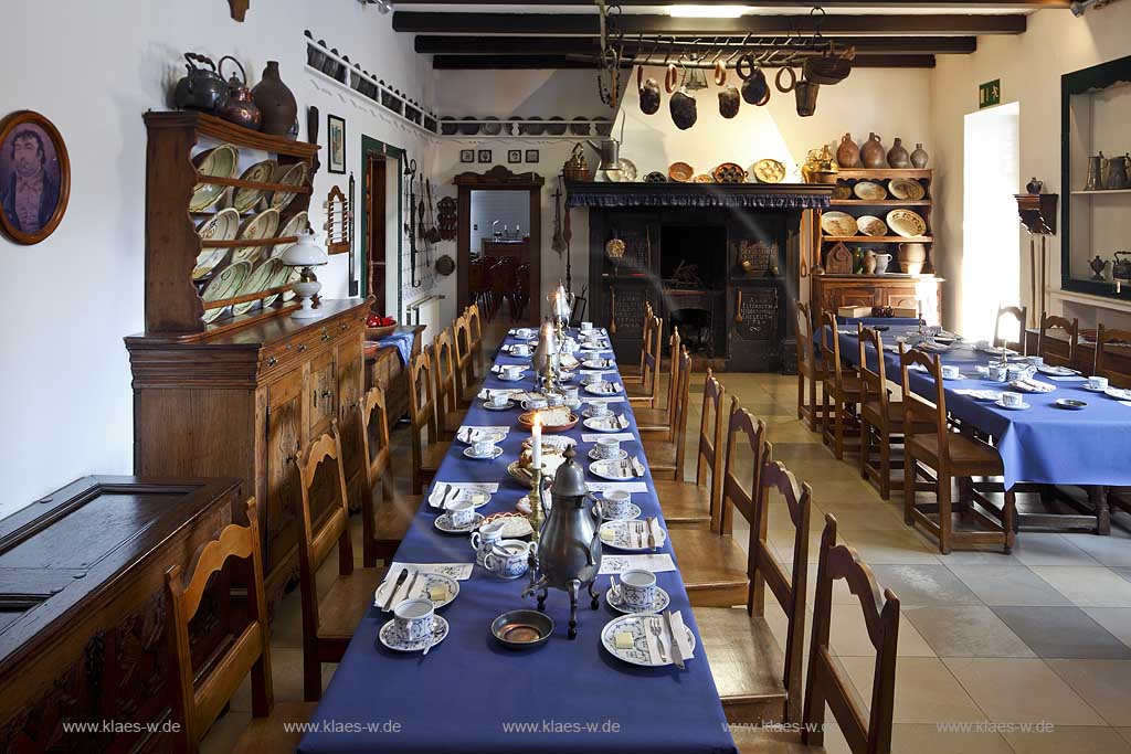 Wuelfrath niederbergisches Museum Wuelfrath Kaminzimmer, Kaffeetafel; Wuelfrath museum with chimmey and coffee table