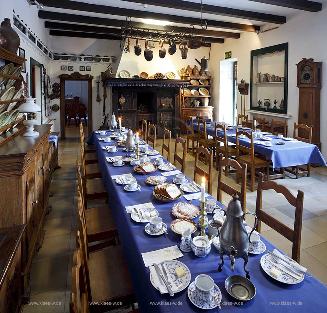 Wuelfrath niederbergisches Museum Wuelfrath Kaminzimmer, Kaffeetafel; Wuelfrath museum with chimmey and coffee table