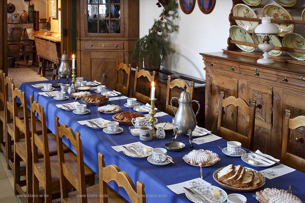 Wuelfrath niederbergisches Museum Wuelfrath Kaminzimmer, Kaffeetafel; Wuelfrath museum with chimmey and coffee table