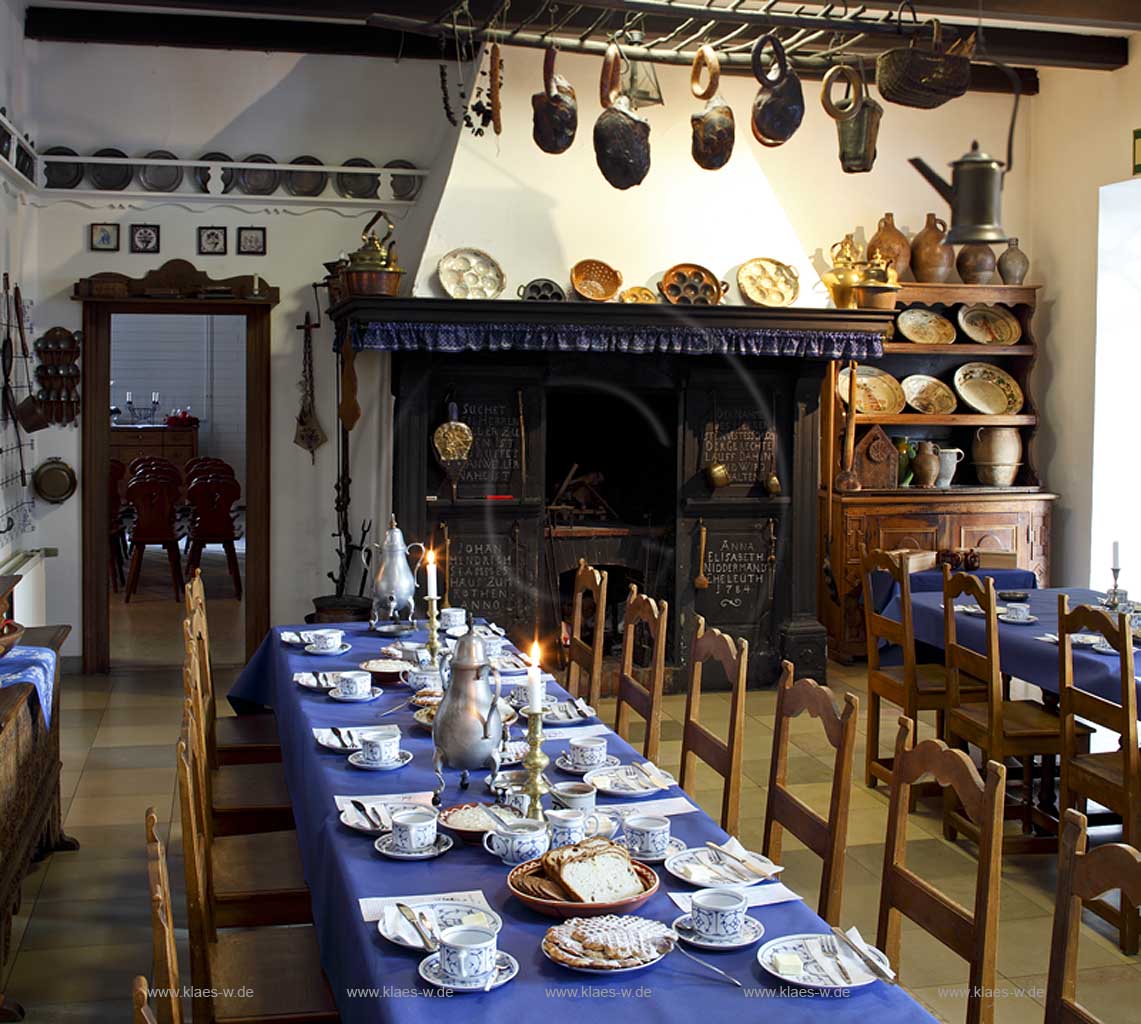 Wuelfrath niederbergisches Museum Wuelfrath Kaminzimmer, Kaffeetafel; Wuelfrath museum with chimmey and coffee table