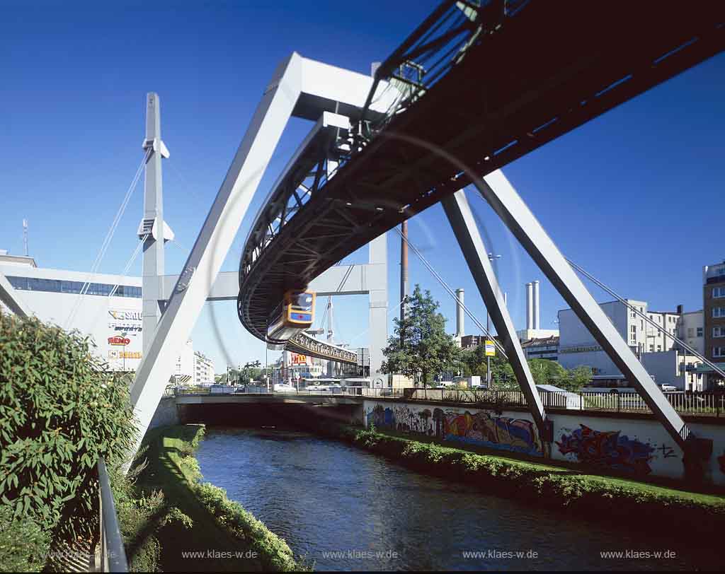 Barmen, Wuppertal, Alter Markt, Blick auf Schwebebahn und Wupperlauf, Wupper im Sommer