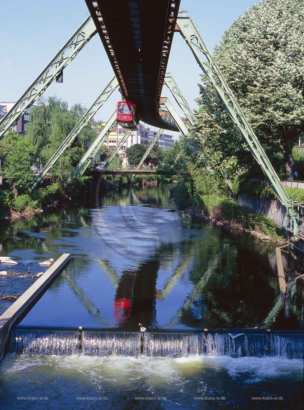 Alter Markt, Barmen, Wuppertal, Bergisches Land, Blick auf Schwebebahn ueber der Wupper mit Spiegelbild in Fruehlingsstimmung