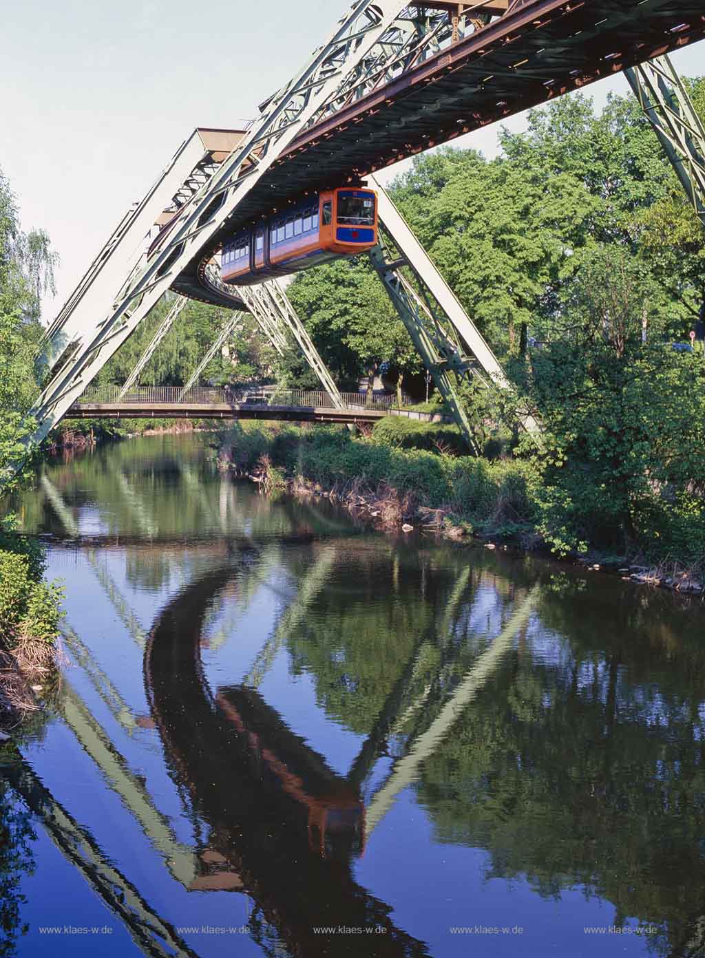 Alter Markt, Barmen, Wuppertal, Bergisches Land, Blick auf Schwebebahn ueber der Wupper mit Spiegelbild in Fruehlingsstimmung