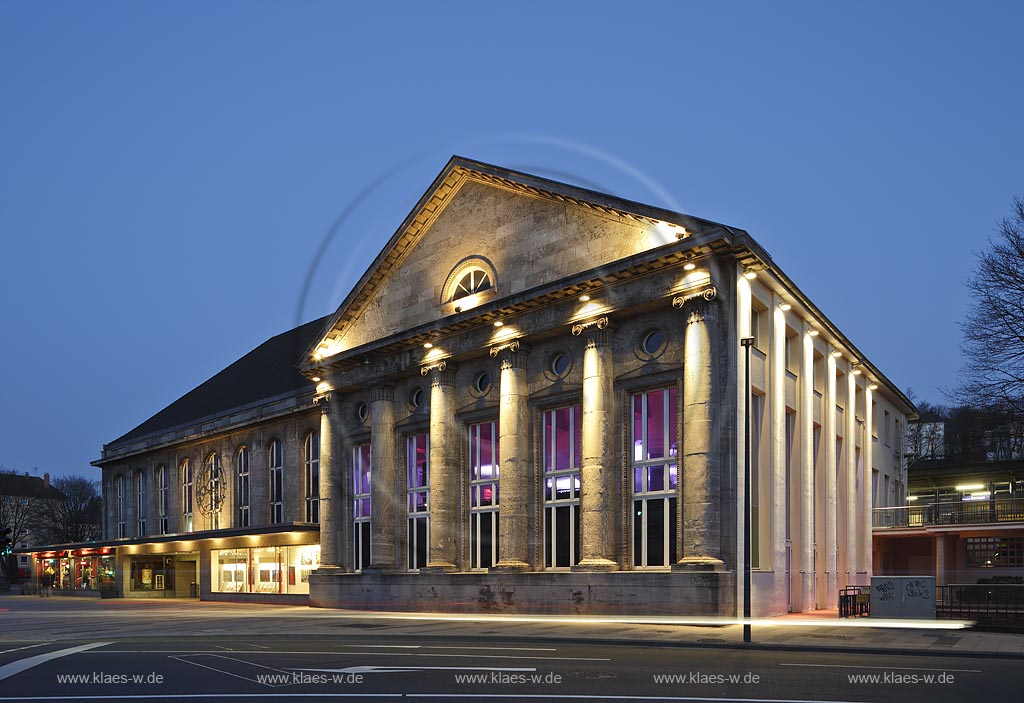 Wuppertal Barmen, Empfangsgebaeude des  Barmer Bahnhof zur blauen Stunde, illuminiert, mit Innenbeleuchtung. Der Muschelkalkbau in neoklassizistischen Formen mit rundbogigen Fenstern ueber dem Sockelgeschoss, vorgelagerten ionische Saeulen, Portal mit flachem Dreiecksgiebel, hochrechteckigen Fenstern und Okuli in den Wandfeldern; Wuppertal Barmen, railway station durin blue hour, illuminated