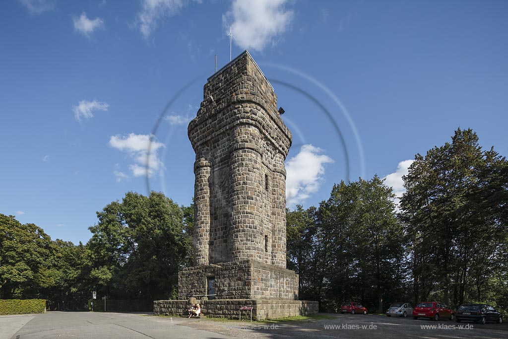 Wuppertal Barmen, Bismarckturm. Der im Jahre 1907 zu Ehren des Reichskanzlers "Otto von Bismarck" errichtete Turm umfasst eine Hoehe von etwa 22 Metern. Er ist einer von 47 Bismarcktuermen des Modells "Goetterdaemmerung", welches von "Wilhelm Kreis" entworfen wurde; Wuppertal Barman, view to the tower Bismarckturm, in honour of former Reich Chancellor "Otto von Bismarck".