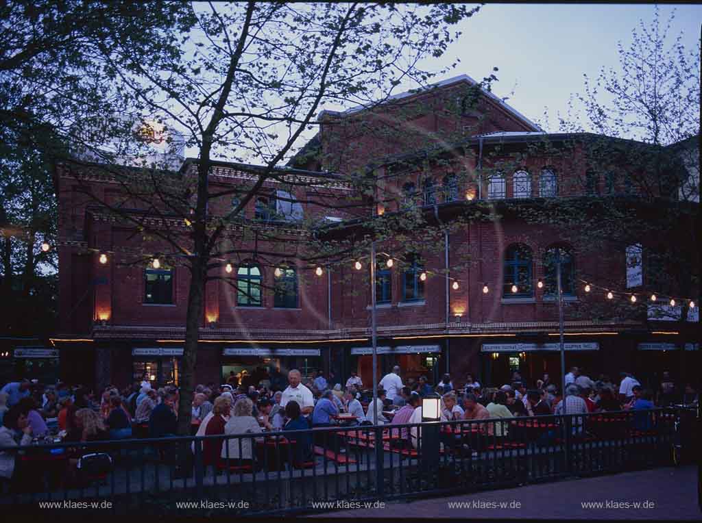 Barmen, Wuppertal, Blick auf Biergarten mit Menschen, Besuchern im Barmer Brauhaus am Fruehabend, Frhabend