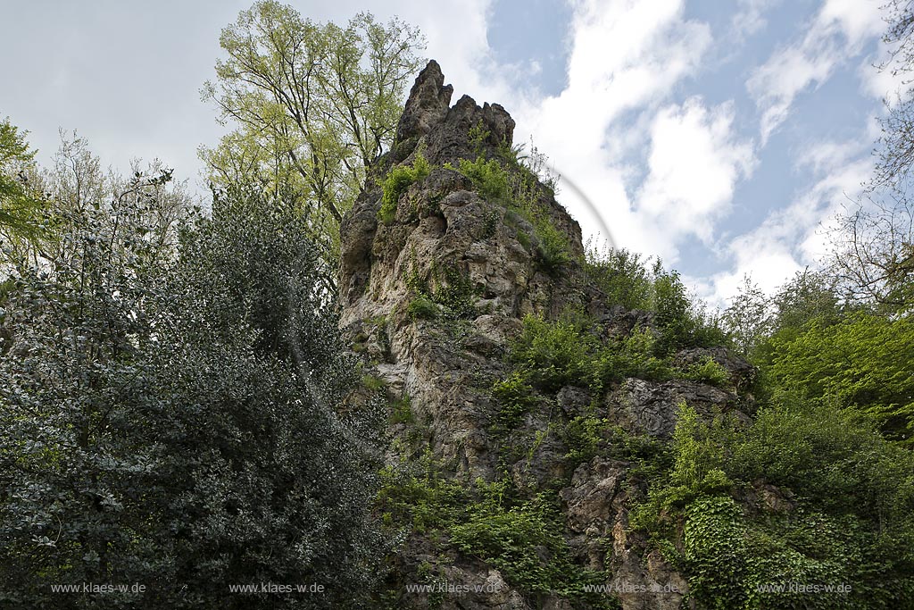 Wuppertal Barmen, Blick auf den Hohenstein, eine Dolomitfelsklippe im Wuppertaler Stadtgebiet; Wuppertal Barmen, view to rock Hohenstein.