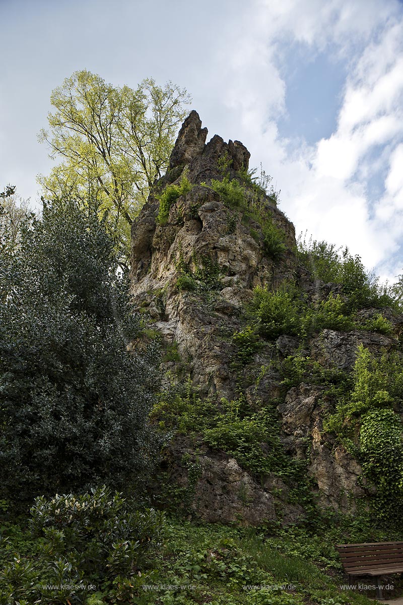 Wuppertal Barmen, Blick auf den Hohenstein, eine Dolomitfelsklippe im Wuppertaler Stadtgebiet; Wuppertal Barmen, view to rock Hohenstein.