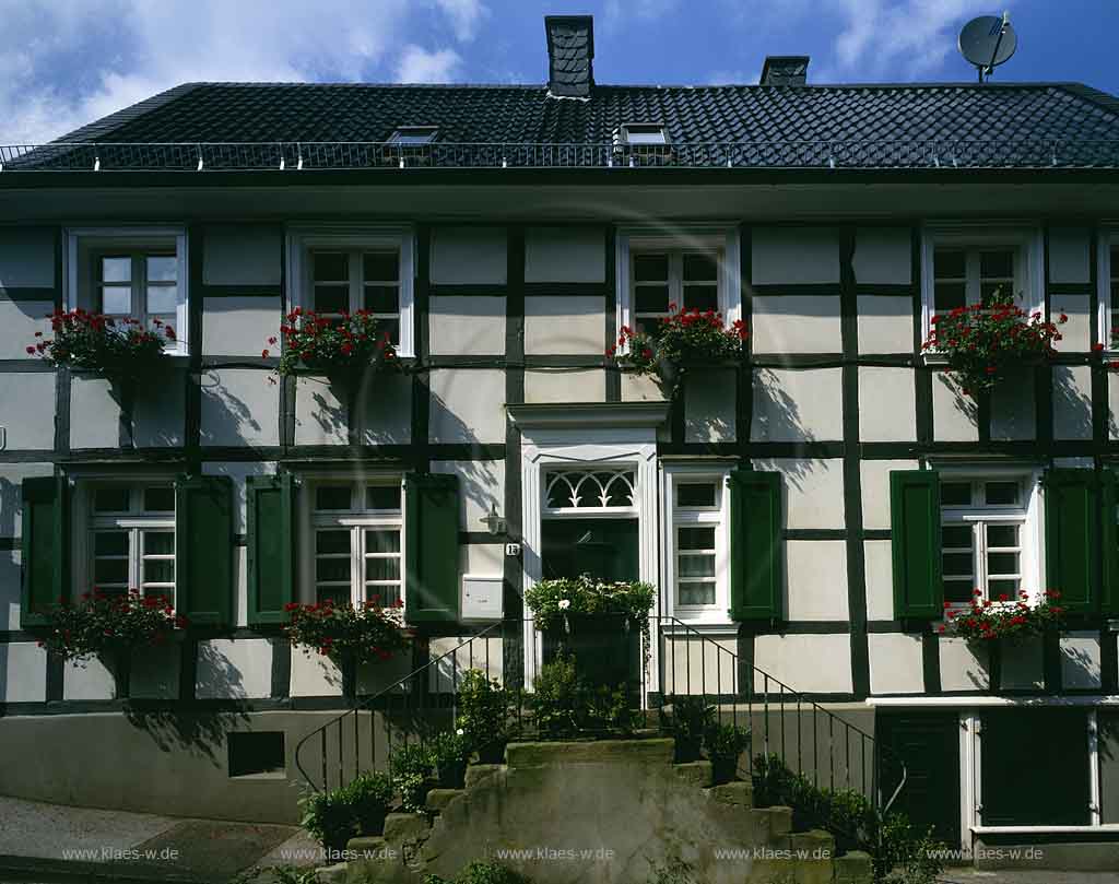 Barmen, Wuppertal, Regierungsbezirk Dsseldorf, Duesseldorf, Blick auf Fachwerkhaus in Eylauer Strasse in Sommerstimmung