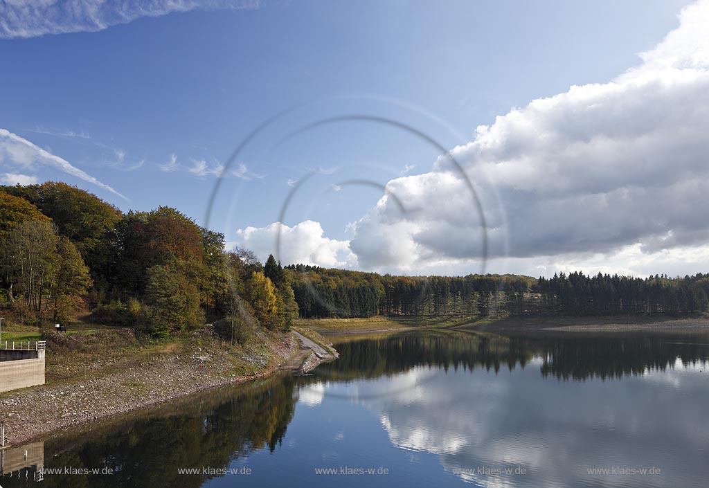 Wuppertal-Barmen, Herbringhauser Talsperre in Herbstlandschaft mit Wolke und Spiegelbild; Wuppertal-Barmen barrage Herbringhausen in autumn landscape with clouds and mirror image