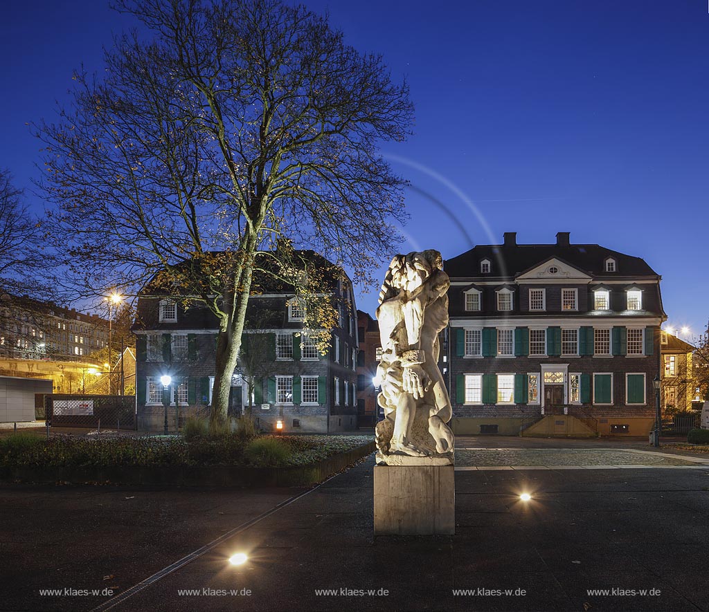 Wuppertal Barmen, historisches Zentrum, Engelsgarten zur Blauen Stunde; Wuppertal Barmen, historical center, city park Engelsgarten at blue hour.