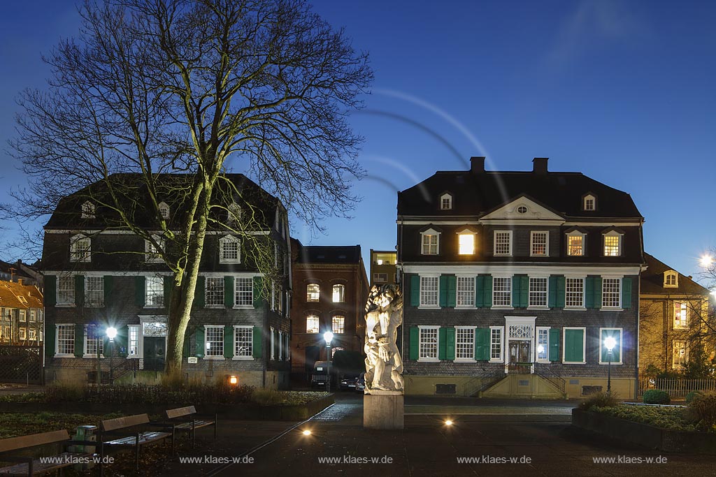 Wuppertal Barmen, historisches Zentrum, Engelsgarten zur Blauen Stunde, "Friedrich Engelshaus", links und Denkmal "Die starke Linke" oder auch Friedrich-Engels-Denkmal, eine Skulptur des 2009 verstorbenen oesterreichischen Bildhauers "Alfred Hrdlicka"; Wuppertal Barmen, historical center, Engelsgarten at blue hour.