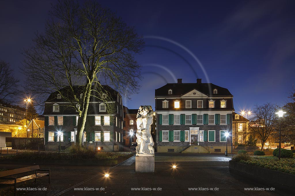 Wuppertal Barmen, historisches Zentrum, Engelsgarten zur Blauen Stunde, "Friedrich Engelshaus", links und Denkmal "Die starke Linke" oder auch Friedrich-Engels-Denkmal, eine Skulptur des 2009 verstorbenen oesterreichischen Bildhauers "Alfred Hrdlicka"; Wuppertal Barmen, historical center, Engelsgarten at blue hour.