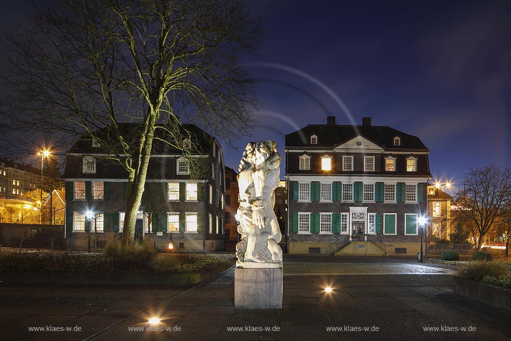 Wuppertal Barmen, historisches Zentrum, Engelsgarten zur Blauen Stunde, "Friedrich Engelshaus", links und Denkmal "Die starke Linke" oder auch Friedrich-Engels-Denkmal, eine Skulptur des 2009 verstorbenen oesterreichischen Bildhauers "Alfred Hrdlicka"; Wuppertal Barmen, historical center, Engelsgarten at blue hour.