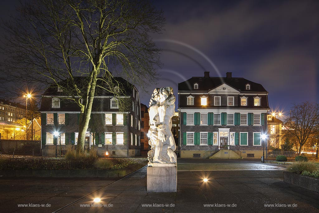 Wuppertal Barmen, historisches Zentrum, Engelsgarten zur Blauen Stunde, "Friedrich Engelshaus", links und Denkmal "Die starke Linke" oder auch Friedrich-Engels-Denkmal, eine Skulptur des 2009 verstorbenen oesterreichischen Bildhauers "Alfred Hrdlicka"; Wuppertal Barmen, historical center, Engelsgarten at blue hour.