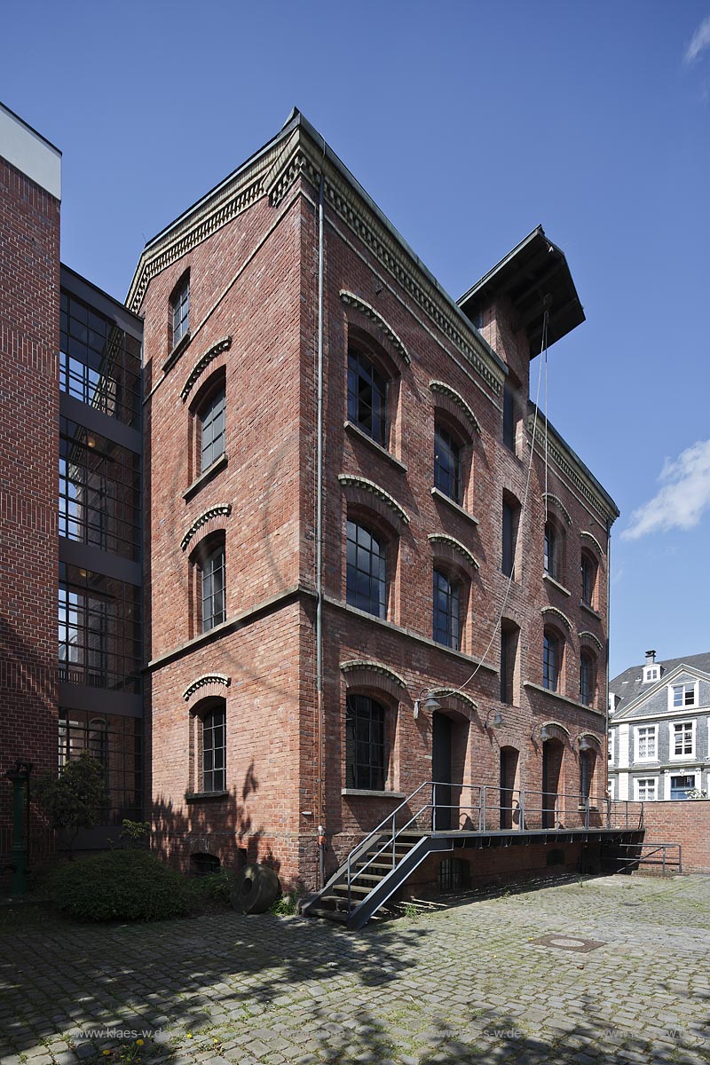 Wuppertal Barmen, Histroische Zentrum, Kannegiesser'sche Fabrik. Das Ziegelgebaeude ist ein einfacher zeittypischer Zweckbau, an der Aussenfront nur geringfuegig durch aufgebrachte Blendarkaden sowie ein mit farbigen Ziegeln abgesetztes Gesims unter der Traufe geschmueckt. Es beherbergt das Museum fuer Fuehindustrialisierung;Wuppertal Barmen, historical centrum, factory Kannegiessersche Fabrik.