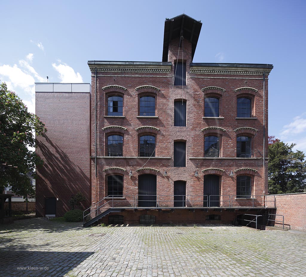 Wuppertal Barmen, Histroische Zentrum, Kannegiesser'sche Fabrik. Das Ziegelgebaeude ist ein einfacher zeittypischer Zweckbau, an der Aussenfront nur geringfuegig durch aufgebrachte Blendarkaden sowie ein mit farbigen Ziegeln abgesetztes Gesims unter der Traufe geschmueckt. Es beherbergt das Museum fuer Fruehindustrialisierung;Wuppertal Barmen, historical centrum, factory Kannegiessersche Fabrik.