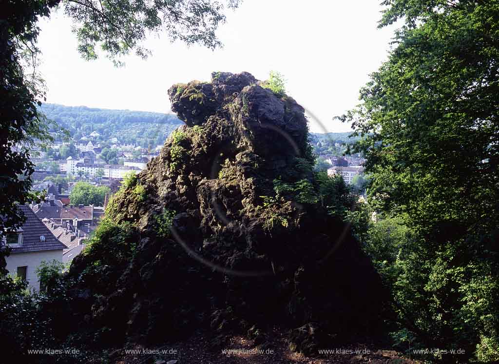 Barmen, Wuppertal, Regierungsbezirk Dsseldorf, Duesseldorf, Blick auf Naturdenkmal, Dolomitfelsklippe, Hohenstein im Stadtpark