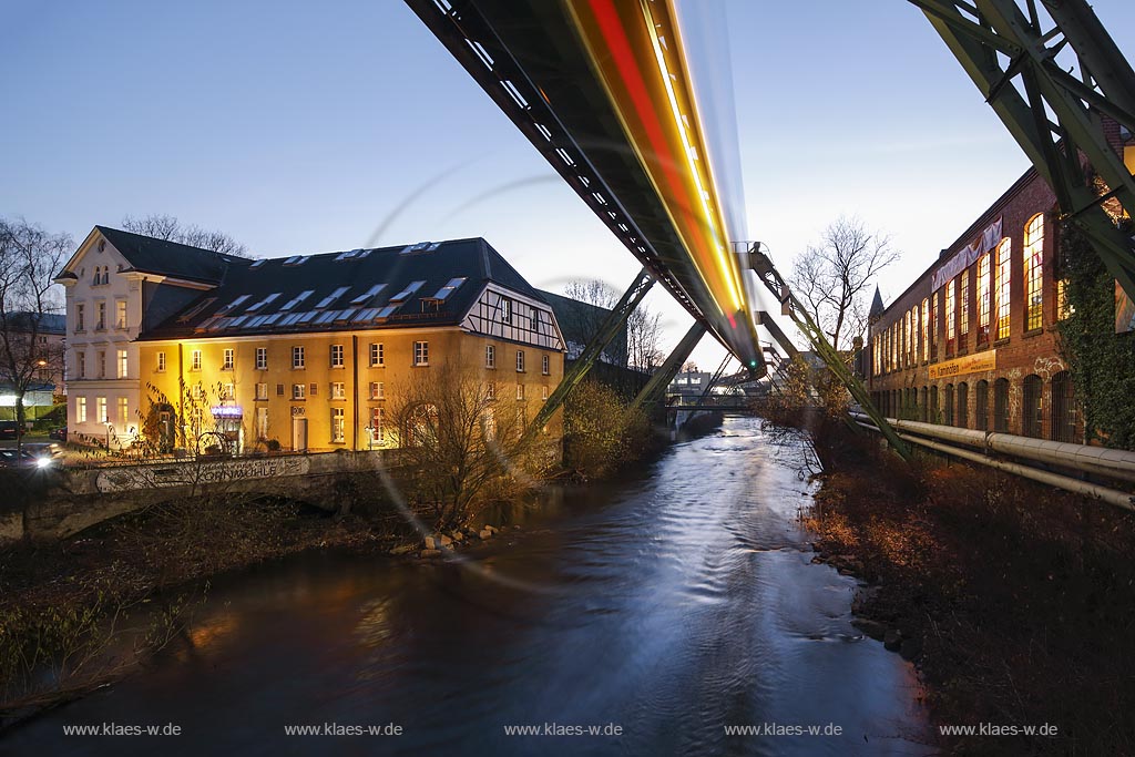 Wuppertal Barmen, Blick von der neuen Wupper-Schwebe-Bruecke zur Kornmuehle, auch Cleffsche Muehle. Eine ehemalige Muehlenanlage im Wuppertaler Ortsteil Unterbarmen, heute mit Restaurant; Wuppertal Barmen, historical mill with river Wupper and aerial tram