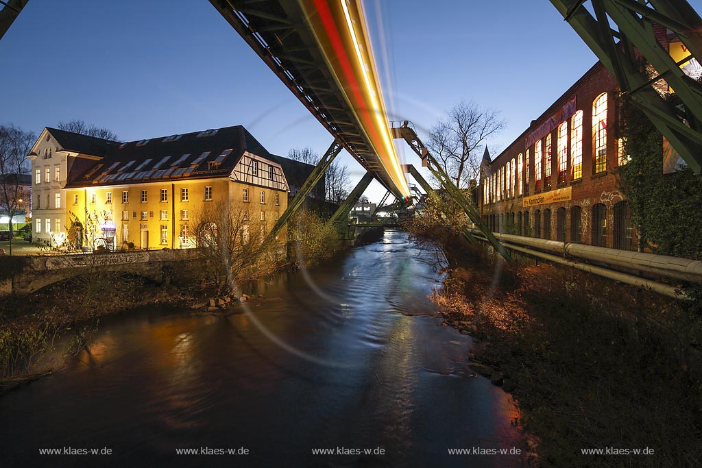 Wuppertal Barmen, Blick von der neuen Wupper-Schwebe-Bruecke zur Kornmuehle, auch Cleffsche Muehle. Eine ehemalige Muehlenanlage im Wuppertaler Ortsteil Unterbarmen, heute mit Restaurant; Wuppertal Barmen, historical mill with river Wupper and aerial tram