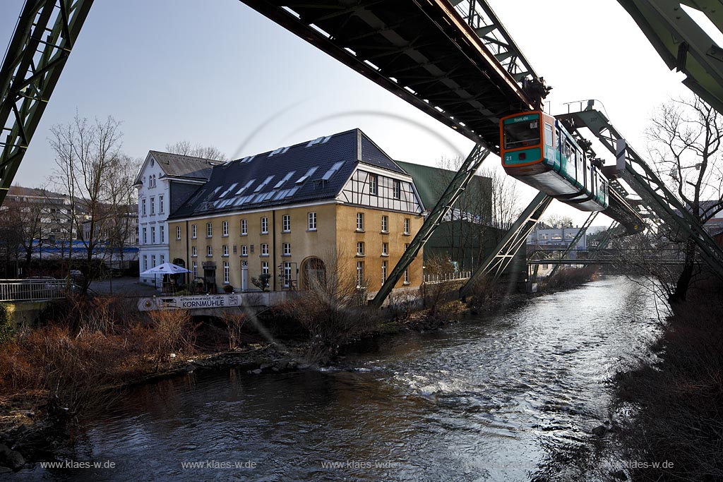 Wuppertal Barmen, Blick von der neuen Wupper Schwebe Bruecke  zur Kornmuehle, auch Cleffsche Muehle oder Muehle. Eine ehemalige Muehlenanlage im Wuppertaler Ortsteil Unterbarmen, heute mit Restaurant; Wuppertal Barmen, historical mill with river Wupper and aerial tram