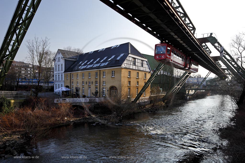 Wuppertal Barmen, Blick von der neuen Wupper Schwebe Bruecke  zur Kornmuehle, auch Cleffsche Muehle oder Muehle. Eine ehemalige Muehlenanlage im Wuppertaler Ortsteil Unterbarmen, heute mit Restaurant; Wuppertal Barmen, historical mill with river Wupper and aerial tram