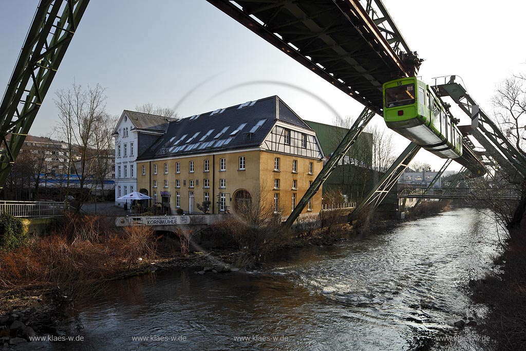 Wuppertal Barmen, Blick von der neuen Wupper Schwebe Bruecke  zur Kornmuehle, auch Cleffsche Muehle oder Muehle. Eine ehemalige Muehlenanlage im Wuppertaler Ortsteil Unterbarmen, heute mit Restaurant; Wuppertal Barmen, historical mill with river Wupper and aerial tram
