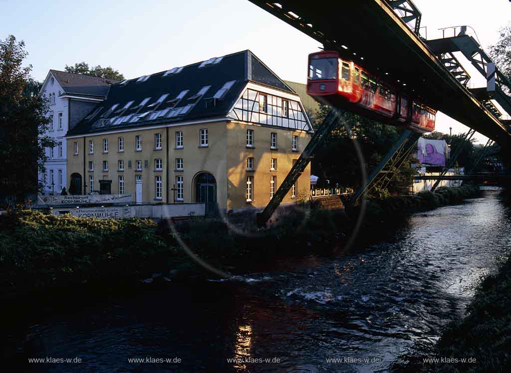Barmen, Wuppertal, Kornmhle, Kornmuehle, Regierungsbezirk Dsseldorf, Duesseldorf, Blick auf Gaststtte, Gaststaette, Wupper und Schwebebahn