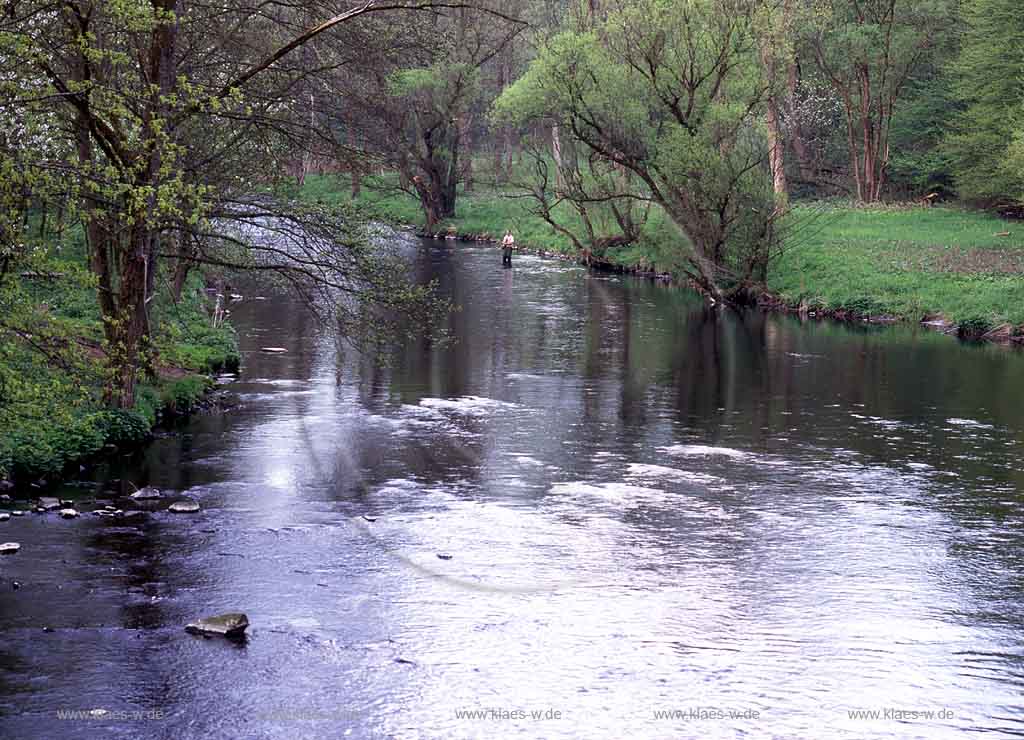 Barmen, Wuppertal, Laaken, Regierungsbezirk Dsseldorf, Duesseldorf, Blick auf Wupper, Wupperaue mit Angler in Fruehlingdlandschaft, Frhlingslandschaft