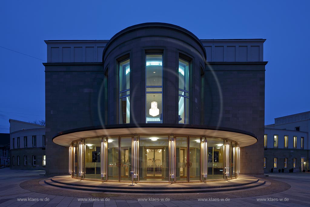 Wuppertal Barmen,das sanierte Opernhaus mit Blick auf die Front mit verglastem Eingang ins untere Foyer von innen beleuchtet, 50iger Jahre Fuenfziger Jahre Stil waehrend der blauen Stunde; Wuppertal-Barmen, front of Opera hause with glazed entrace to the illuminated foyer during blue hoeur 