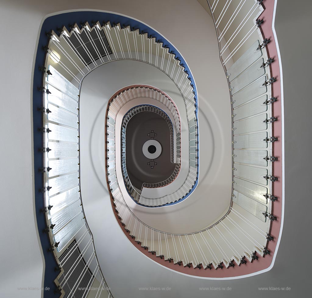 Wuppertal Barmen, Opernhaus Innenansicht des Treppenhauses, Treppenhaus aus der Froschperspektive, senkrecht nach oben; Wuppertal Barmen, opera, interior view ot the staircase.