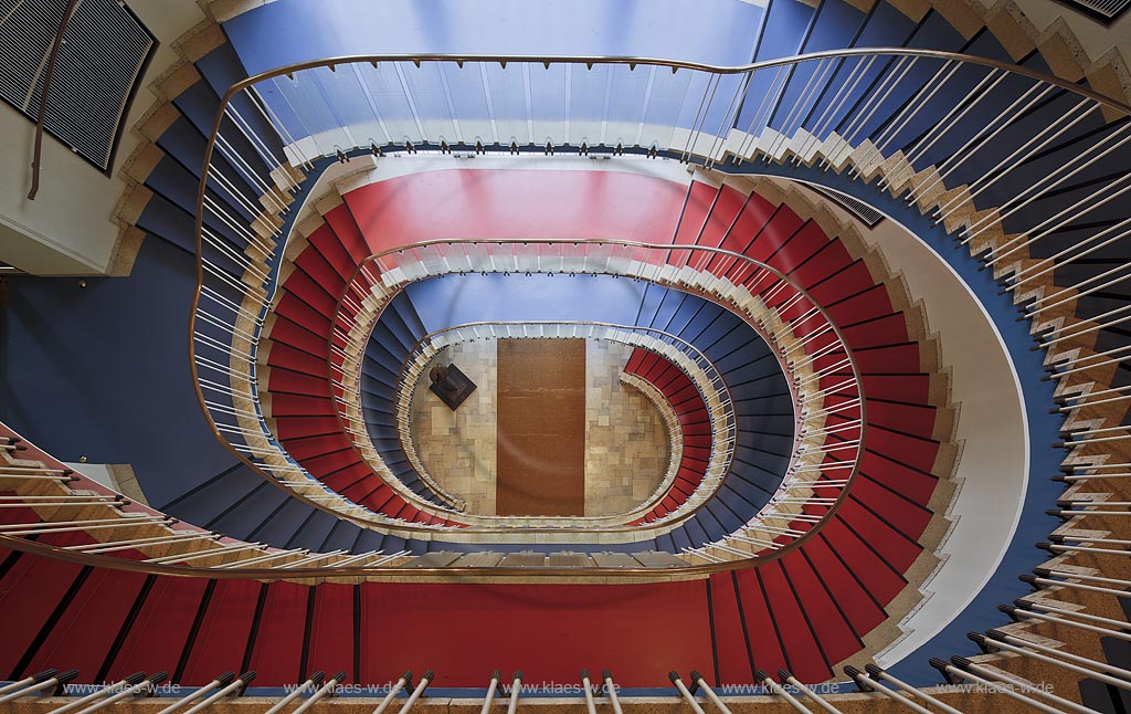 Wuppertal Barmen, Opernhaus Innenansicht des Treppenhauses, Treppenhaus aus der Vogelperspektive, senkrecht nach unten; Wuppertal Barmen, opera, interior view ot the staircase.