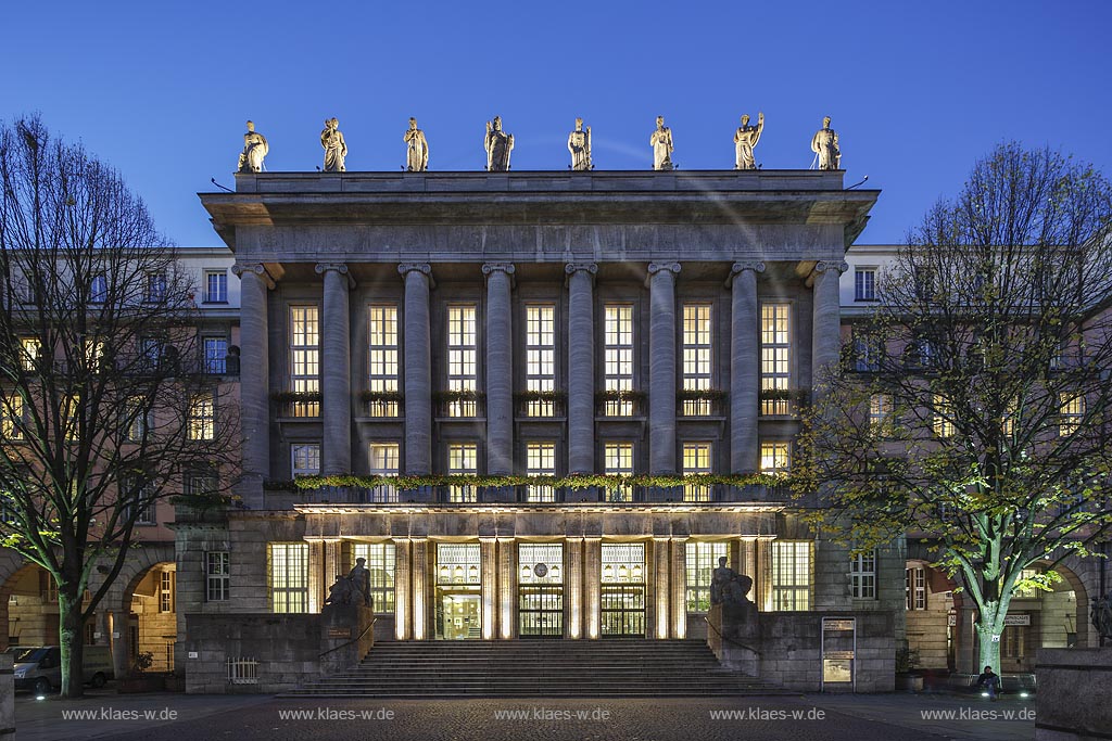 Wuppertal Barmen,  Rathaus Barmen zur Blauen Stunde, auch Barmer Rathaus genannt, es ist Sitz des Rates der Stadt Wuppertal und Hauptsitz der Stadtverwaltung; Wuppertal Barmen, townhall Rathaus Barmen  at blue hour, as known as townhall Barmer Rathaus. 