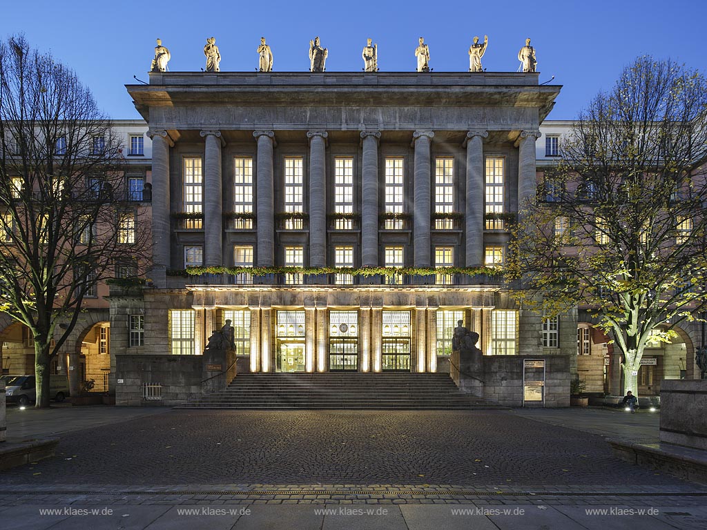 Wuppertal Barmen,  Rathaus Barmen zur Blauen Stunde, auch Barmer Rathaus genannt, es ist Sitz des Rates der Stadt Wuppertal und Hauptsitz der Stadtverwaltung; Wuppertal Barmen, townhall Rathaus Barmen  at blue hour, as known as townhall Barmer Rathaus. 