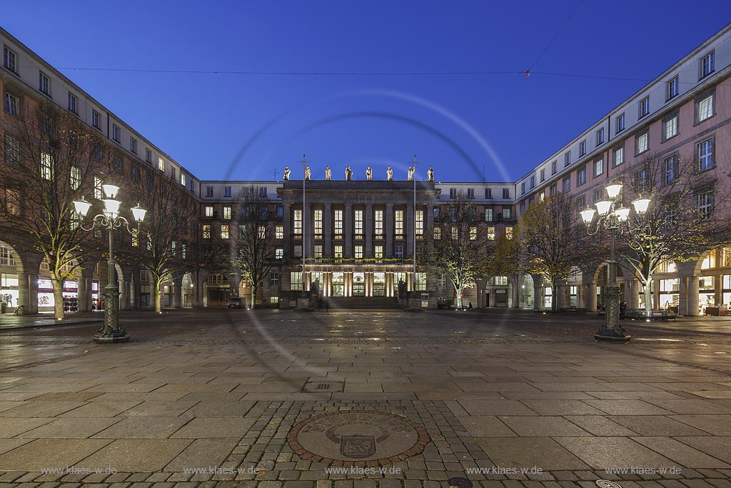 Wuppertal Barmen,  Rathaus Barmen zur Blauen Stunde, auch Barmer Rathaus genannt, ein im klassizistischen Stil errichteter Bau, der den Johannes-Rau-Platz von drei Seiten umgibt; Wuppertal Barmen, townhall Rathaus Barmen  at blue hour, as known as townhall Barmer Rathaus. 