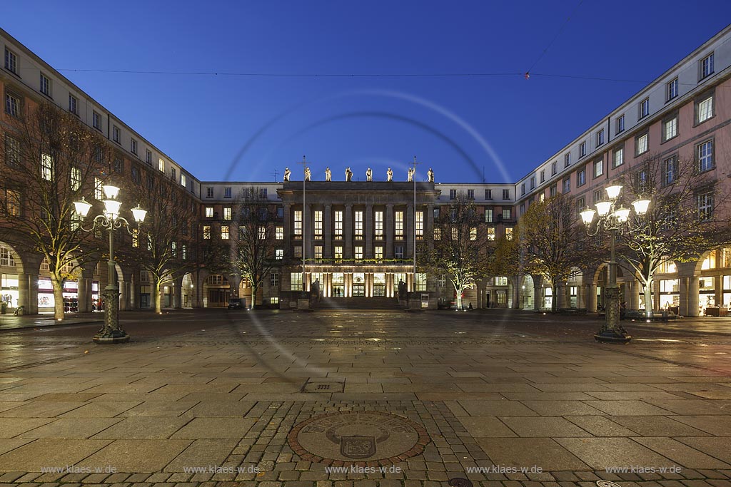 Wuppertal Barmen,  Rathaus Barmen zur Blauen Stunde, auch Barmer Rathaus genannt, ein im klassizistischen Stil errichteter Bau, der den Johannes-Rau-Platz von drei Seiten umgibt; Wuppertal Barmen, townhall Rathaus Barmen  at blue hour, as known as townhall Barmer Rathaus. 