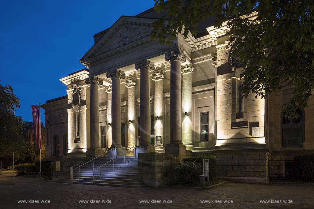 Wuppertal Barmen, Aussenaufnahme der Ruhmeshalle auch "Haus der Jugend" genannt, illuminiert zur blauen Stunde. Das "Haus der Jugend" wurde von 1897 bis 1900 im Stil der Neorenaissance vom Architekt "Erdmann Hartig" erbaut; Wuppertal Barmen, hall of fame illuminated while blue hour.